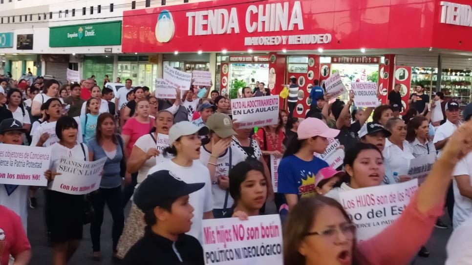 Marcha en Los Mochis contra los nuevos libros de texto gratuito