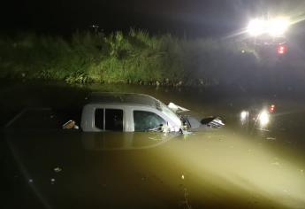 Conductor se salva de milagro tras canalazo en el Lateral 18 de Los Mochis