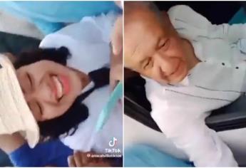 Hombre le entrega anillo de compromiso a su novia enfrente de AMLO | VIDEO