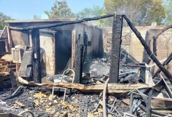 Dos familias lo pierden todo al incendiarse sus casas en Los Almacenes de Los Mochis