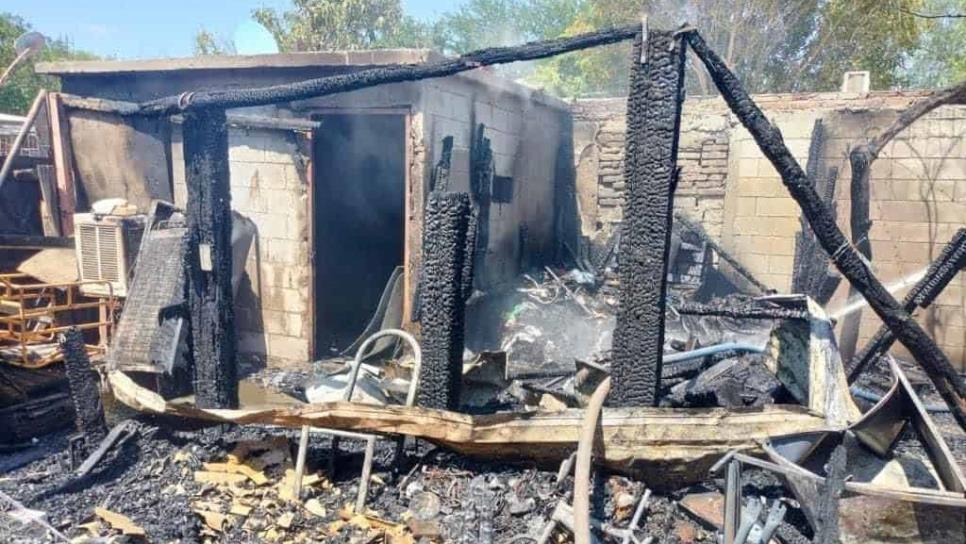 Dos familias lo pierden todo al incendiarse sus casas en Los Almacenes de Los Mochis