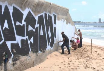 Obligan a cuatro jóvenes a pintar barda que habían vandalizado en Mazatlán