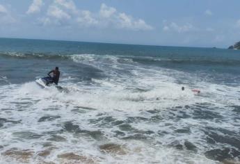 Salvan a dos bañistas que eran arrastrados por las olas en Mazatlán