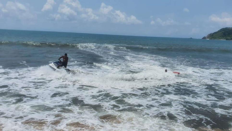 Salvan a dos bañistas que eran arrastrados por las olas en Mazatlán