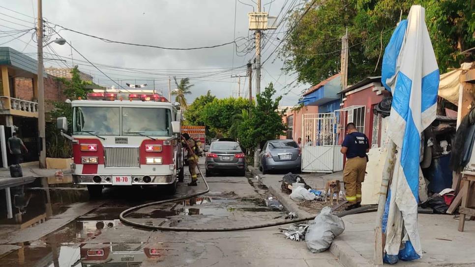Evacuan a 6 personas por incendio en La Montuosa, en Mazatlán