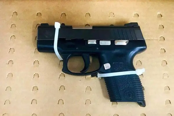 Traía una pistola fajada y es «atorado» por los agentes de la Policía Municipal de Culiacán Traía una pistola fajada y es «atorado» por los agentes de la Policía Municipal de Culiacán