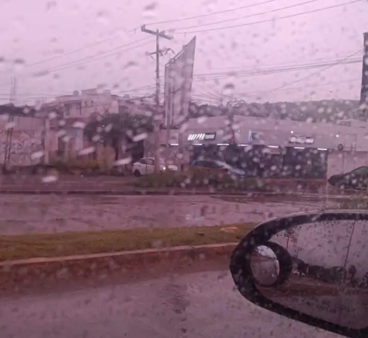 La lluvia sorprendió a los mazatlecos. FOTO: Cortesía