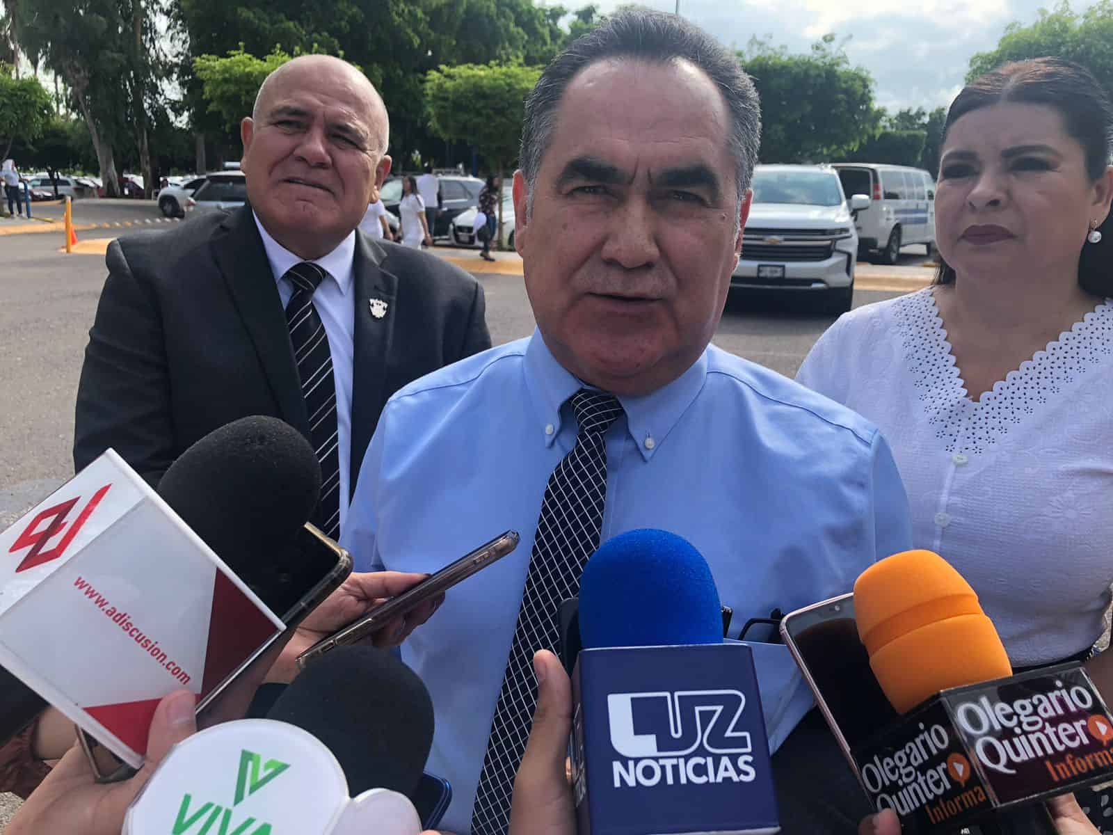 Jesus Madueña Molina atendiendo a los medios de comunicación. FOTO: Luz Noticias