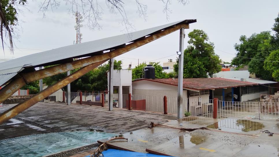 Colapsa techumbre en primaria de Mazatlán por fuertes vientos