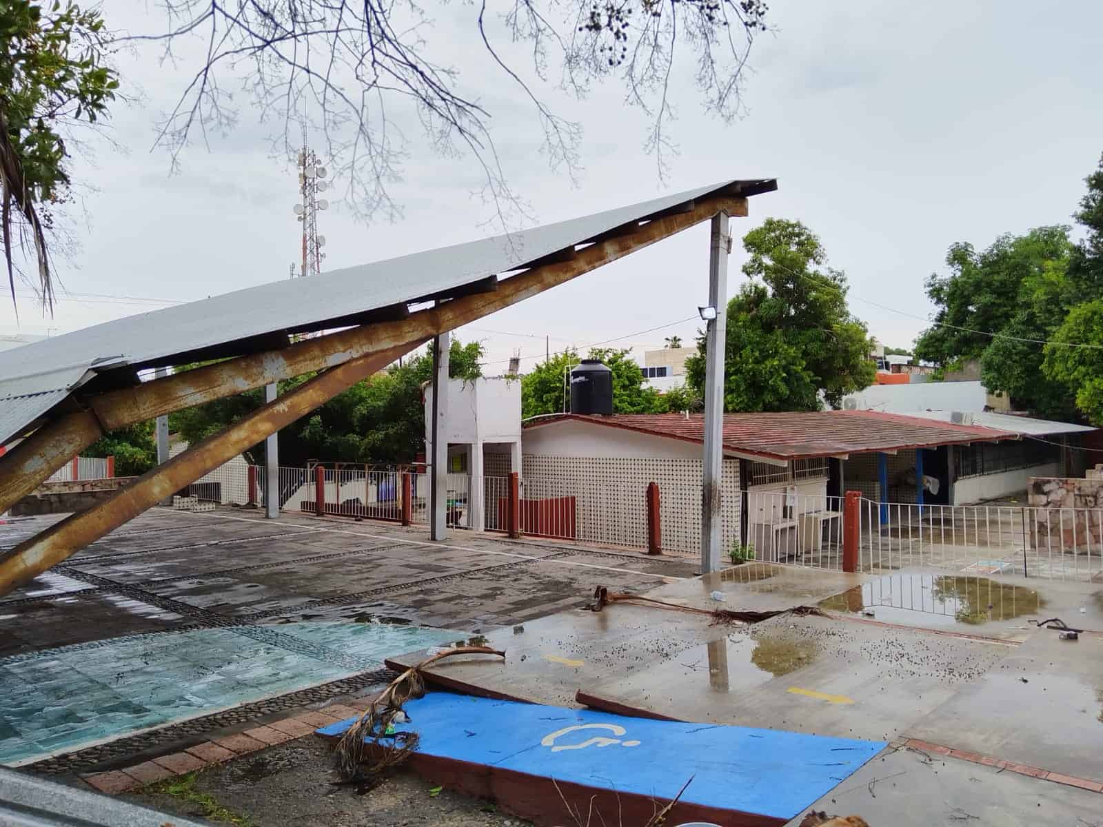 La techumbre quedó destruida.