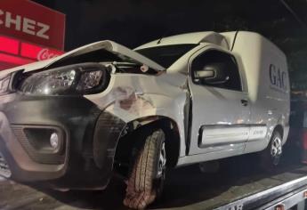 Camioneta se impacta contra un domicilio en el sector Nakayama, en Culiacán.