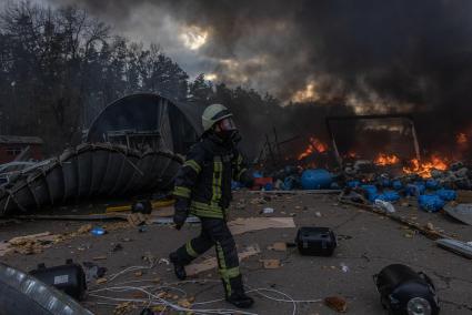 Rusia bombardea mercado en Ucrania, van al menos 16 muertos | VIDEO