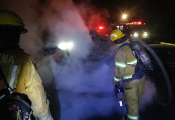 Se incendia camioneta frente a una secundaria en Costa Rica