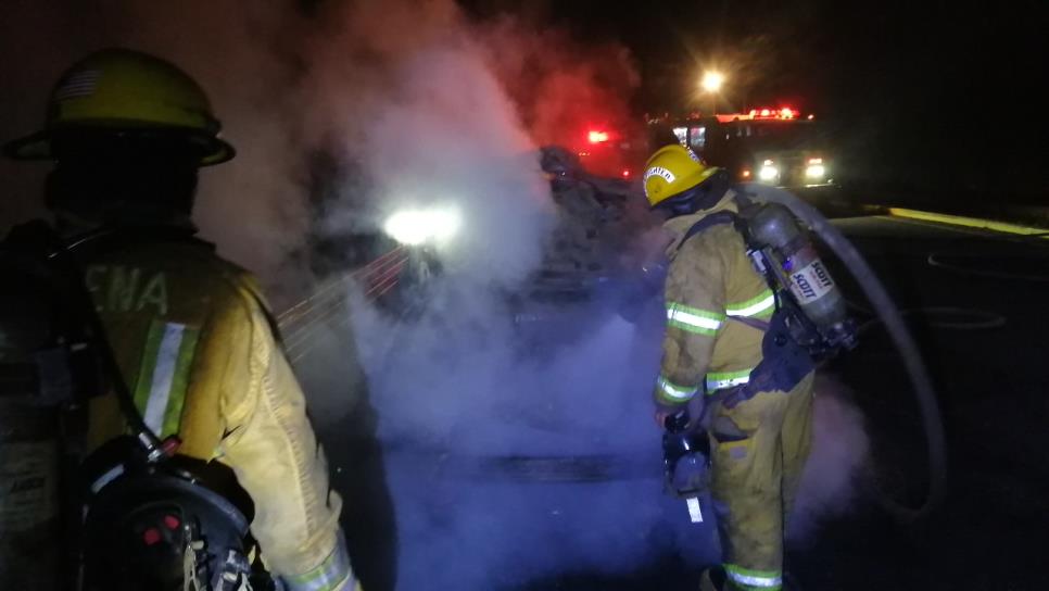 Se incendia camioneta frente a una secundaria en Costa Rica