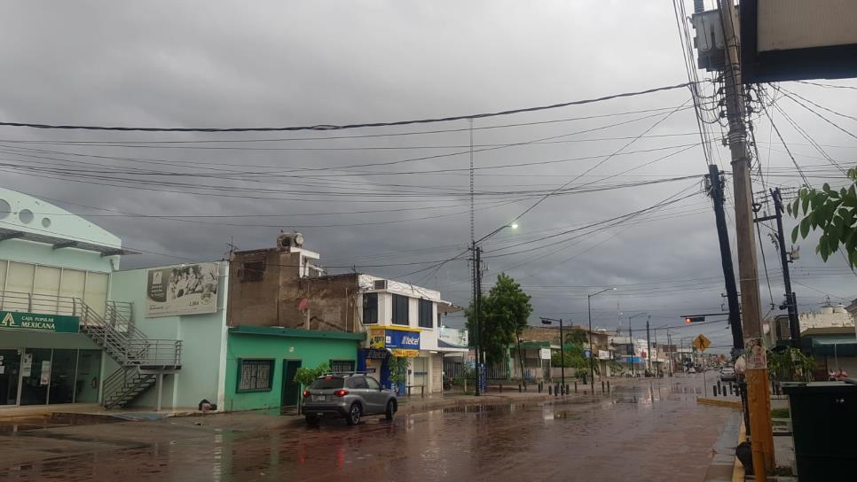 Fuerte lluvia azota Navolato y varias colonias se quedan sin luz; Protección Civil pide tomar precauciones 