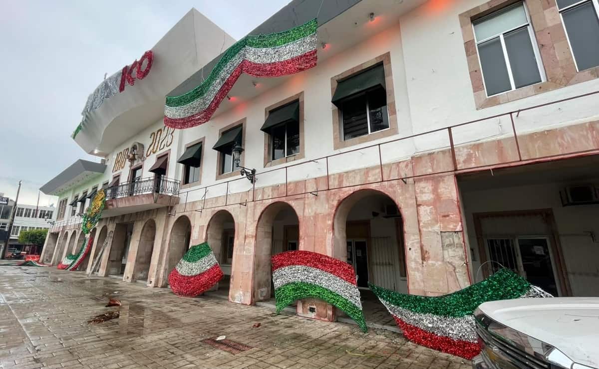 Los vientos y lluvias registrados en la madrugada del 6 de septiembre, provocaron la caída de parte de las decoraciones patrias del Ayuntamiento de Mazatlán. FOTO: Tahiry Zambrano.