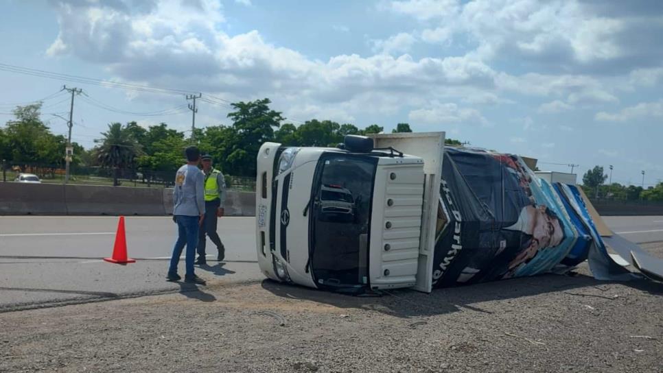 Vuelca camioneta cargada de triplay en la México 15 en Juan José Ríos