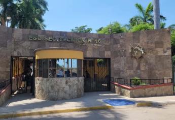 Padres de familia rechazan a subdirectora de secundaria en Los Mochis acusada de colaborar en el robo de más de 2.5 mdp
