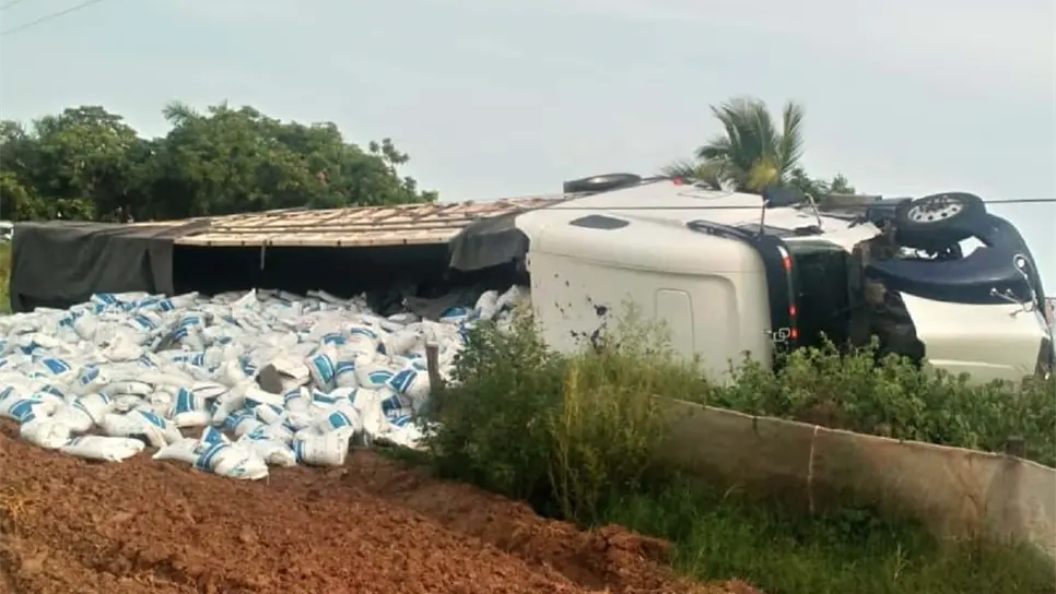 La unidad quedó volcada a un costado de la carretera. FOTO: Enresto Torres.