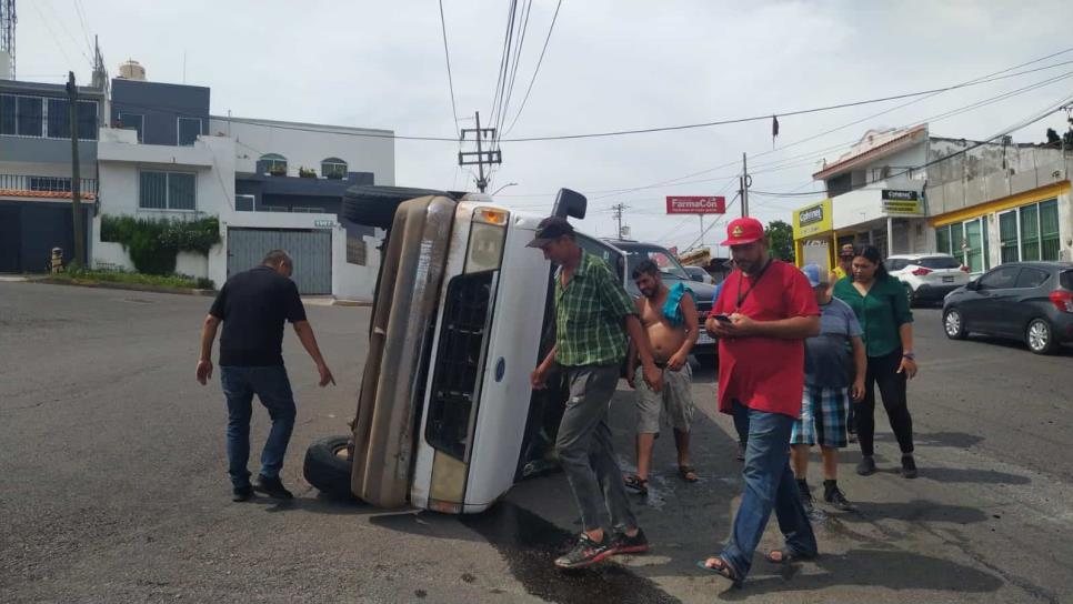 Vuelca camioneta de centro de rehabilitación de Los Chávez en la colonia Nuevo Culiacán | VIDEO