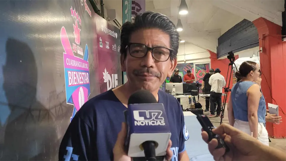 El alcalde atendiendo a Luz Noticias. FOTO: Luz Noticias