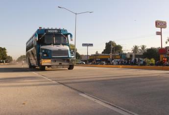 Van contra camiones de ruta foránea en Ahome; infraccionan a 15