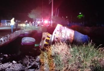 Tras limpieza por accidente de camión, retiran 40 llantas del canal lateral 18 en Los Mochis