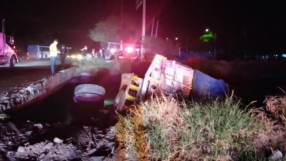 Tras limpieza por accidente de camión, retiran 40 llantas del canal lateral 18 en Los Mochis