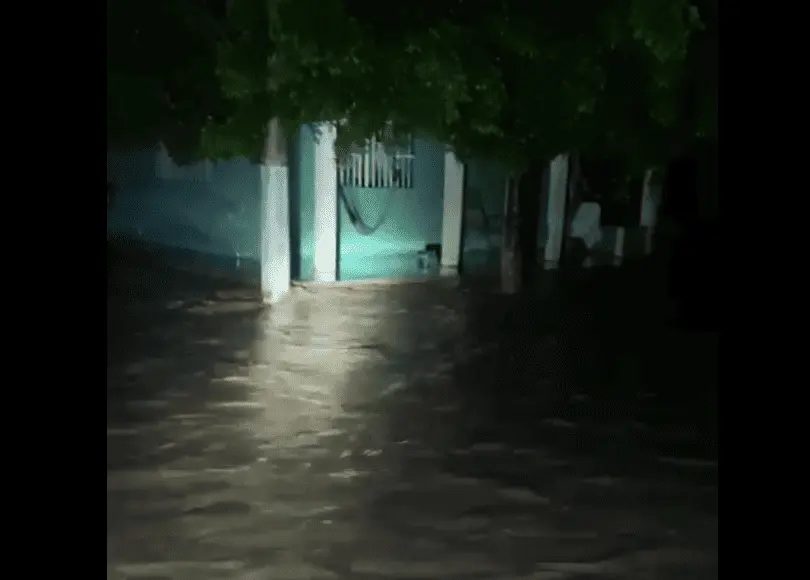 La comunidad se vio afectada ante el desbordamiento del arroyo. FOTO: Captura de video.
