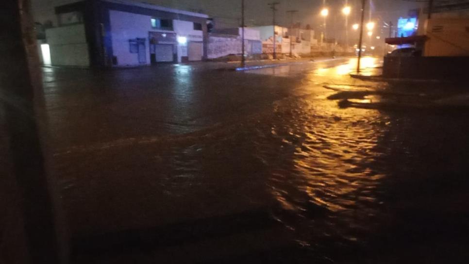 Se registra intensa tormenta eléctrica en Mazatlán; hay encharcamientos y apagones