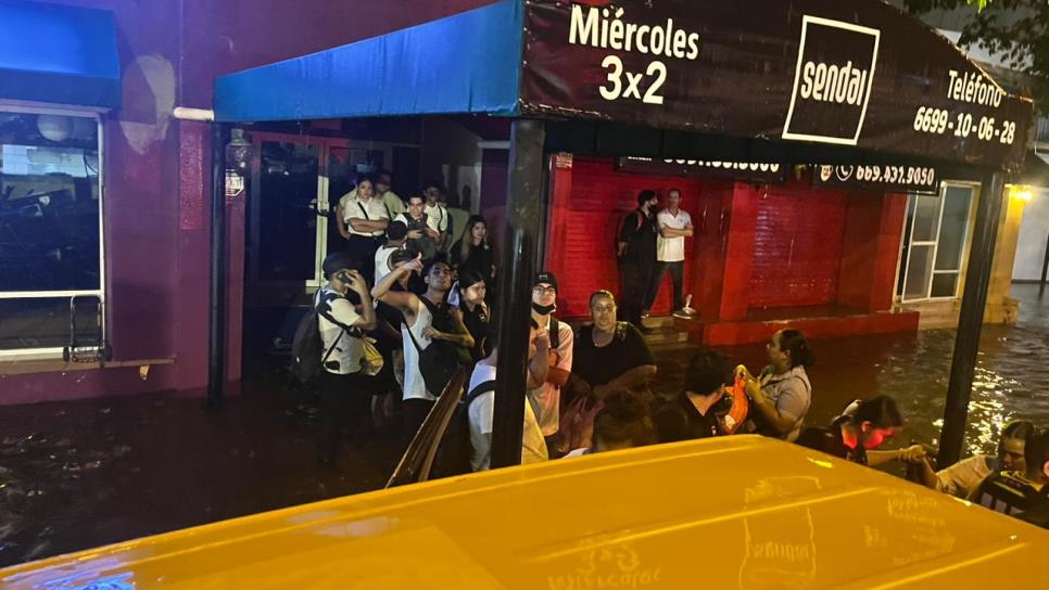 En Mazatlán caen 200 milímetros de lluvia y más de 100 personas fueron rescatadas: Protección Civil