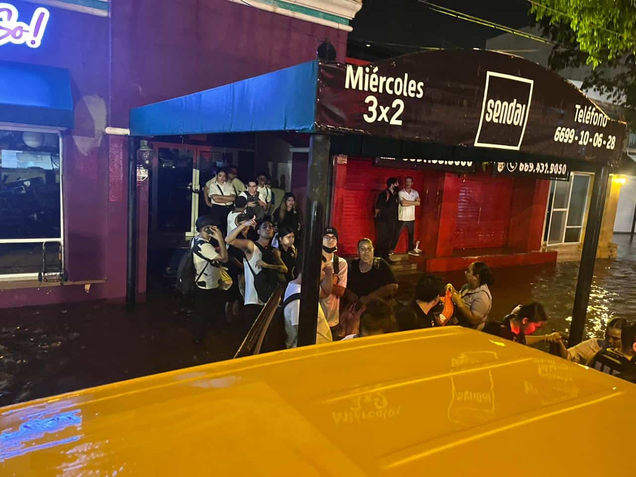 Muchos ciudadanos necesitaron ayuda de las autoridades. FOTO: Protección Civil