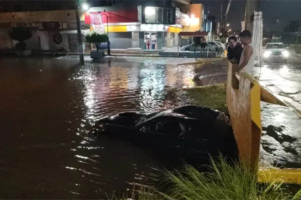 Lluvias en Mazatlán arrastran vehículo a un canal; tripulantes se salvan de milagro Lluvias en Mazatlán arrastran vehículo a un canal; tripulantes se salvan de milagro