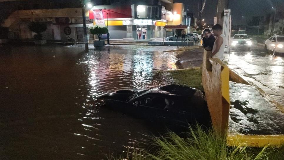 Lluvias en Mazatlán arrastran vehículo a un canal; tripulantes se salvan de milagro