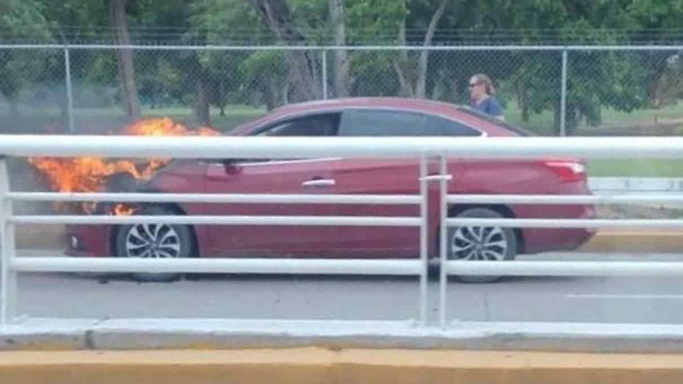 Vehículo termina calcinado, por el bulevar Pedro Infante, en Culiacán | VIDEO