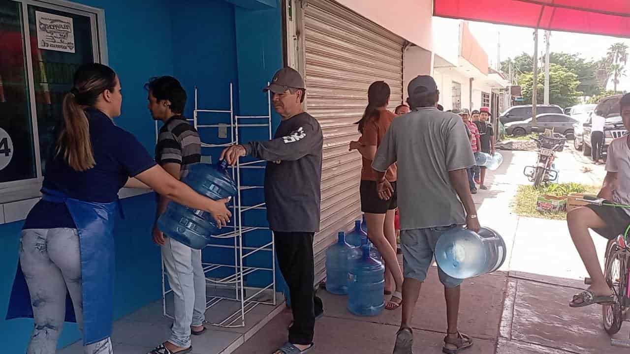 Las largas filas para comprar agua en Los Mochis.