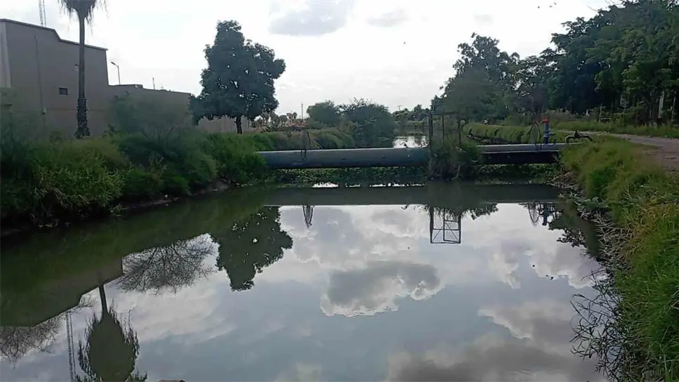 El camión que cayó al canal.