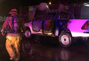 Camioneta termina calcinada tras incendiarse en Alturas del Sur, Culiacán