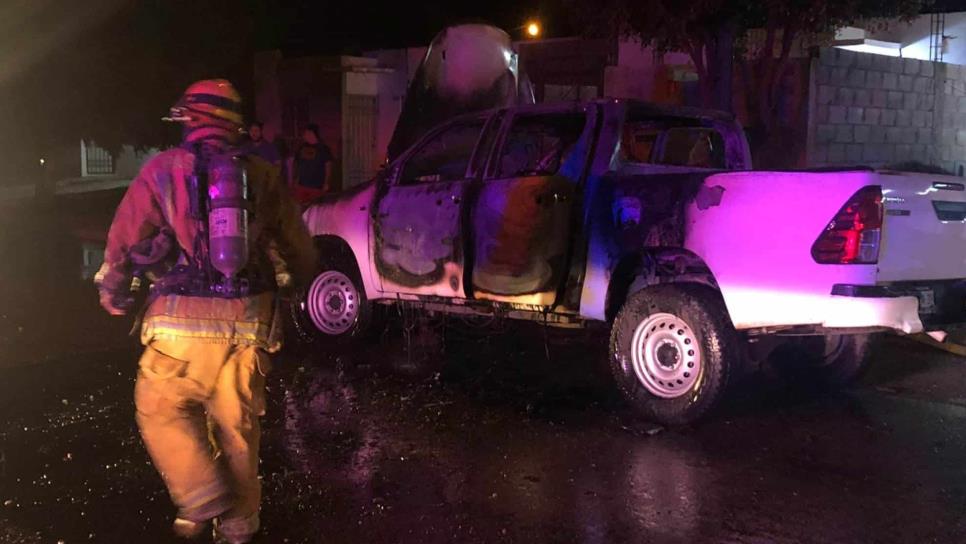 Camioneta termina calcinada tras incendiarse en Alturas del Sur, Culiacán