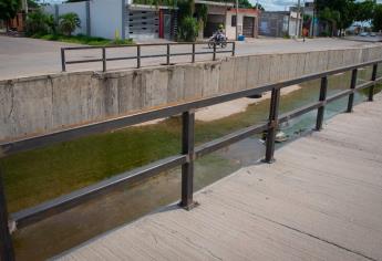 Inicia la colocación de barandales peatonales en el canal del fraccionamiento Chulavista de Culiacán