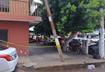 Denuncian poste a punto de caer en la colonia Miguel Aleman en Culiacán 