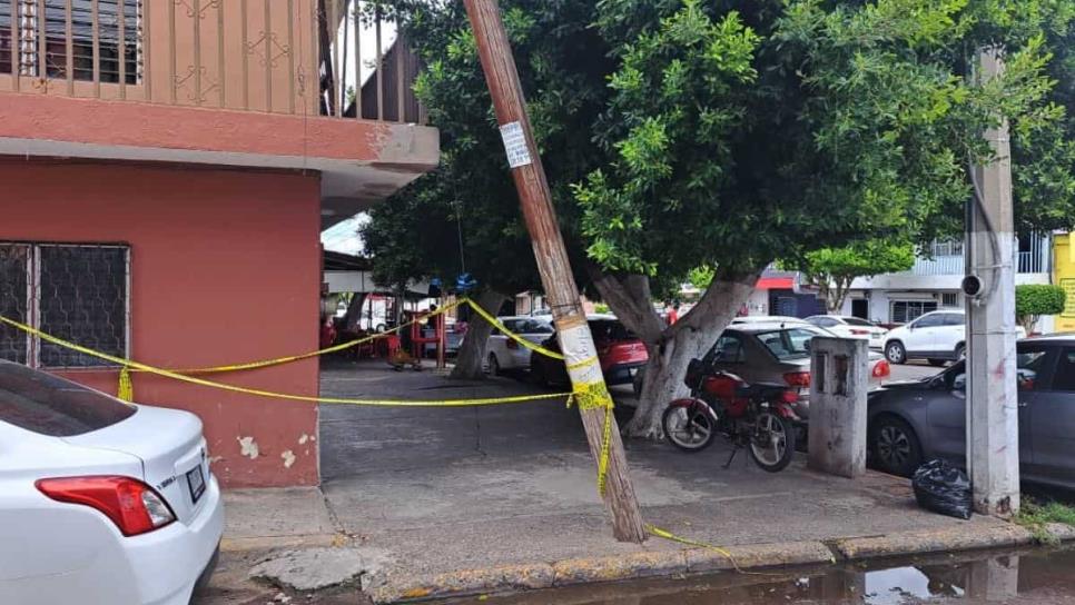 Denuncian poste a punto de caer en la colonia Miguel Aleman en Culiacán 