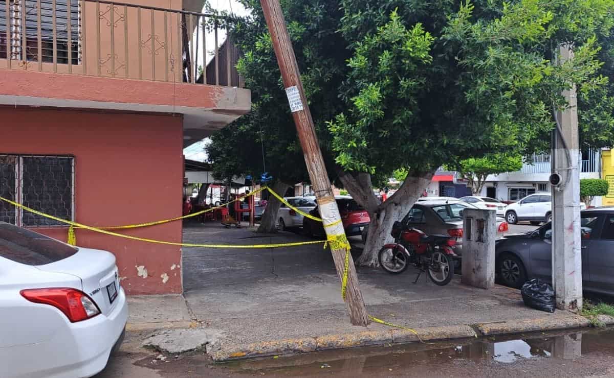 En peligro una casa en Culiacán por un poste en malas condiciones. FOTO: Heidi Fonseca.
