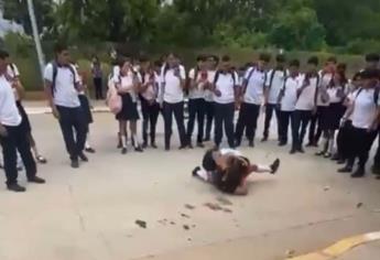Ahora en Corerepe, se desgreñan dos alumnas de prepa y se agarran a golpes dos niños de secundaria 