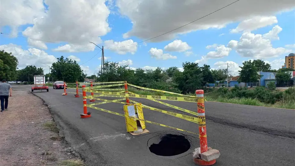 El socavón pone en riesgo la integridad de peatones y conductores. FOTO: Sebastián Martínez