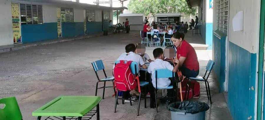 Niños de la Primaria General Francisco Villa, en Costa Rica, sufren de calor por falta de luz