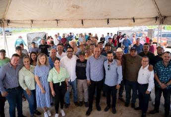 Alcalde de Culiacán entrega apoyos a cooperativas pesqueras
