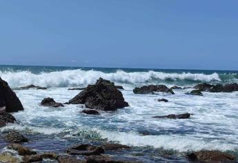 Por alto oleaje, en playas de Mazatlán restringen actividades marítimas