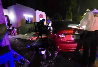 Automóvil se mete a patio de casa tras accidente en Los Mochis; hay tres lesionadas
