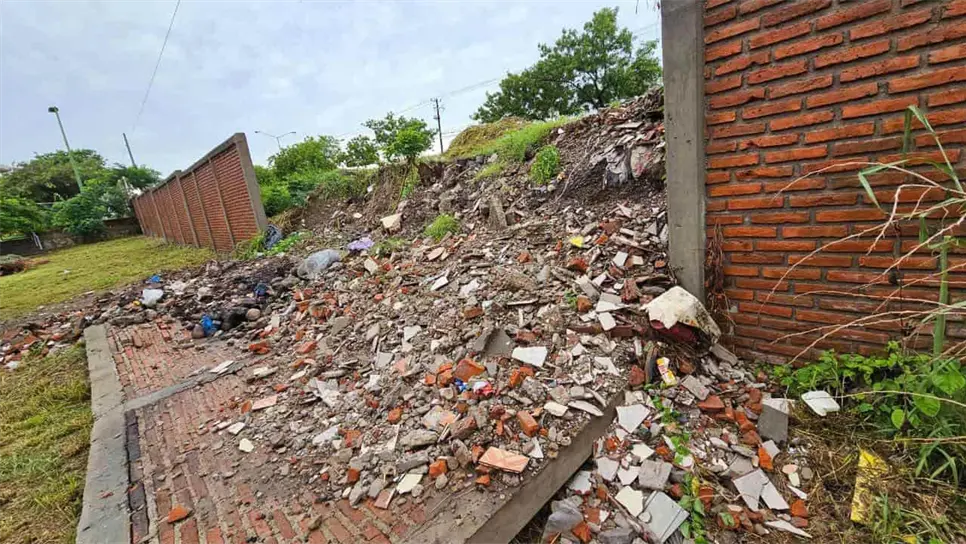 La barda se cayó con las lluvias.